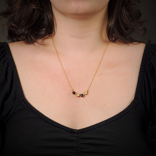 collier en pierre noire et blanche