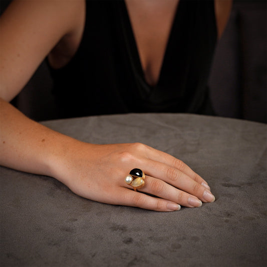 bague en perles noires et blanches