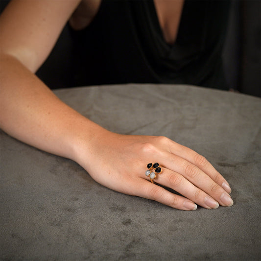 bague en pierre noire et blanche
