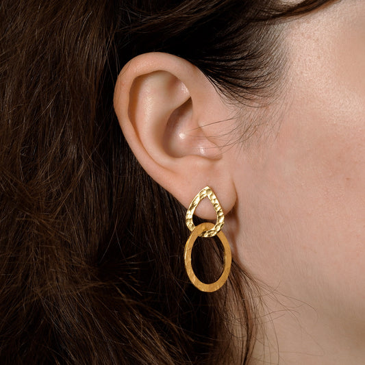 Boucles d'oreilles à tige avec un grand anneau sur une petite goutte