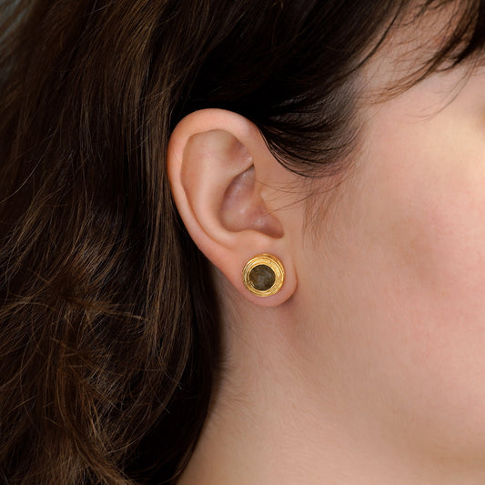 Boucles d'oreilles à tige avec labradorite enveloppée dans un nid