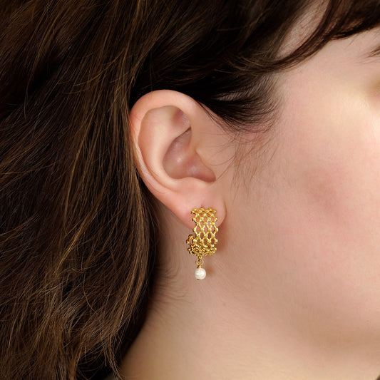 Boucles d'oreilles en treillis avec mini perles baroques