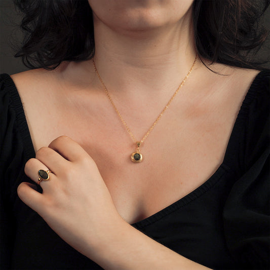 Collier avec labradorite enroulée dans un nid