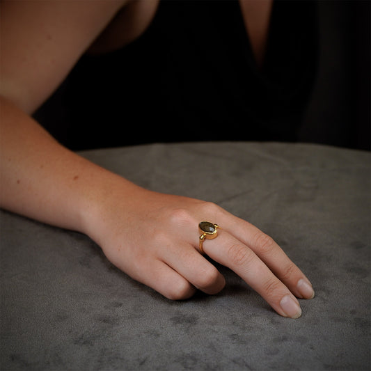 bague solitaire ovale en labradorite