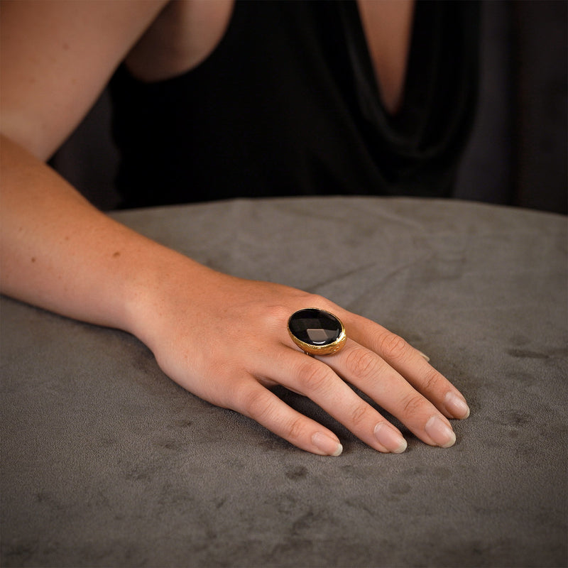 Ring mit großem ovalem Stein
