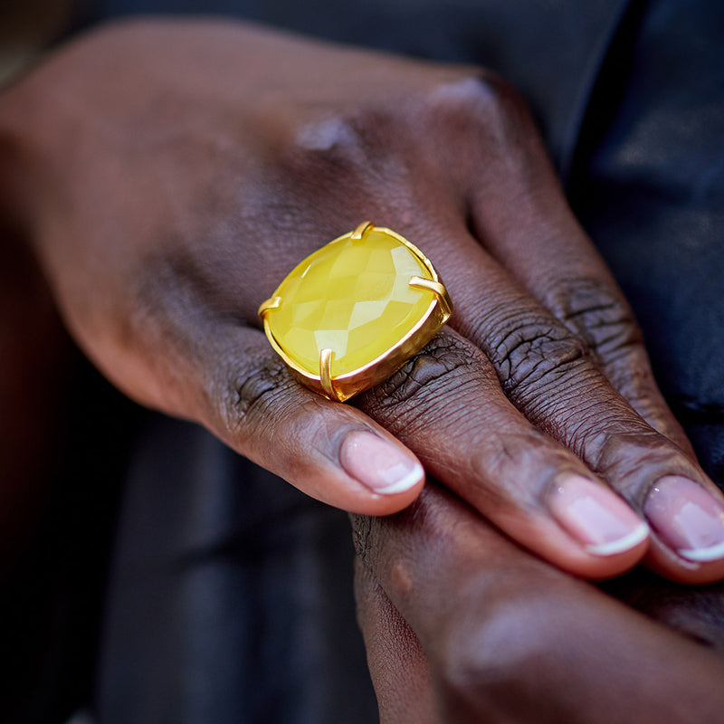 Bague avec grande agate miel