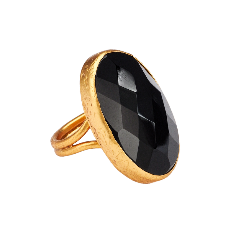 Ring mit großem ovalem Stein