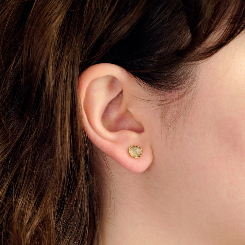 weiße Mini-Ohrstecker