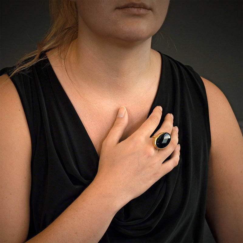 Ring mit großem ovalem Stein